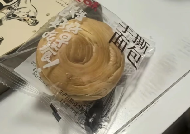 网购面包惊现蟑螂引热议!食品安全为何失守?
